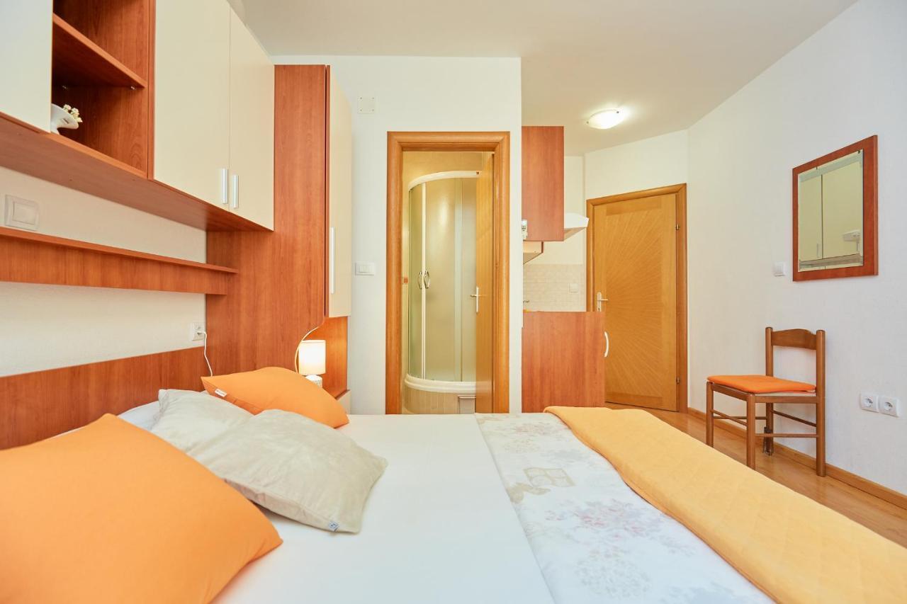 Apartments Zelic Tucepi Phòng bức ảnh
