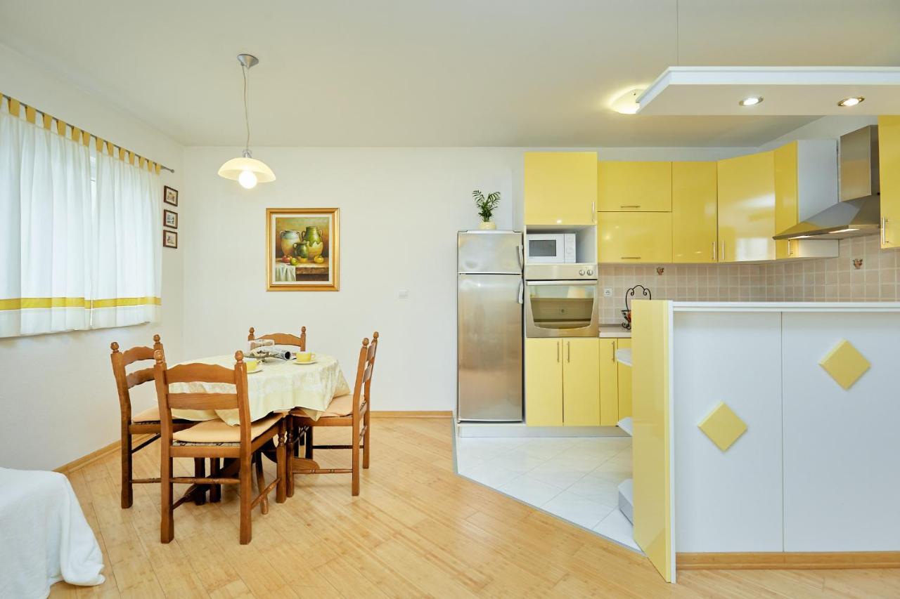 Apartments Zelic Tucepi Phòng bức ảnh