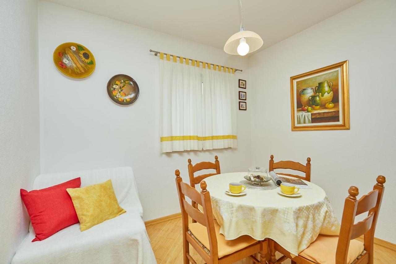 Apartments Zelic Tucepi Phòng bức ảnh