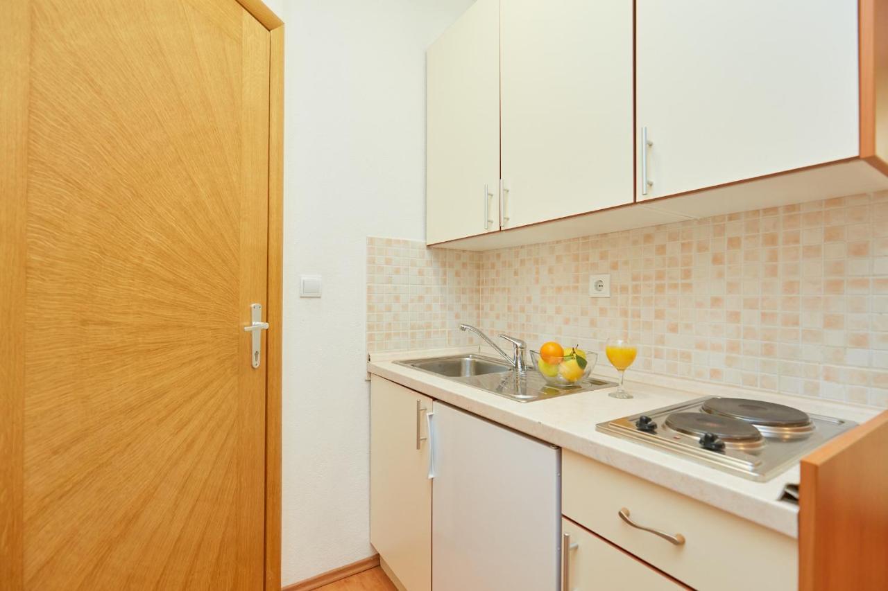 Apartments Zelic Tucepi Phòng bức ảnh